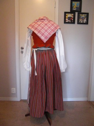 skedevidräkt docka bak