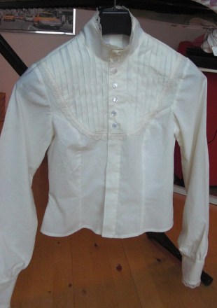 blus fram hängandes