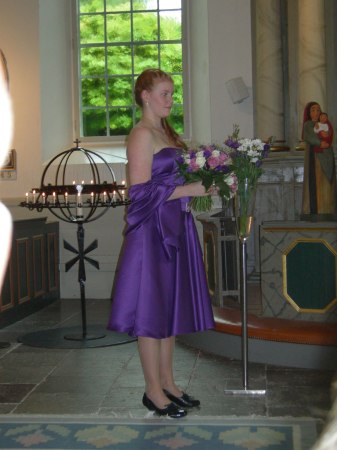 lila tärnklänning i kyrkan